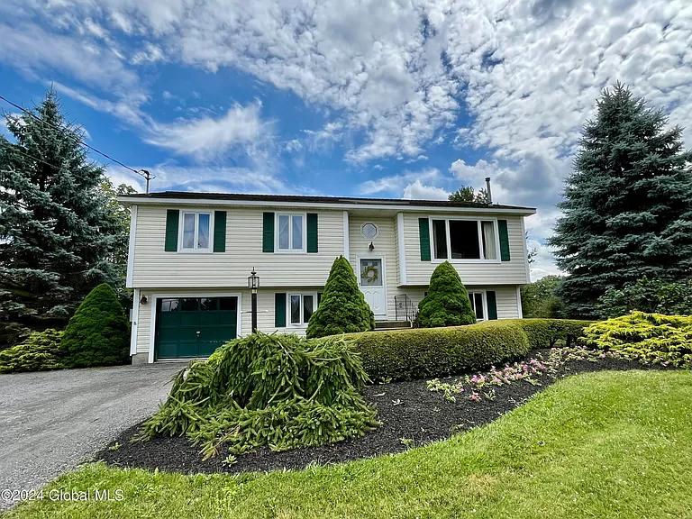 4 Bedroom - House for sale in Carlisle, NY