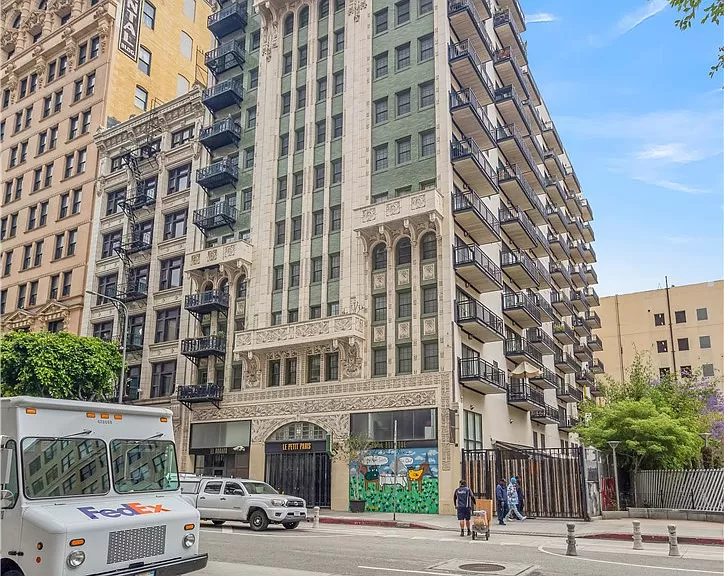 3 Bedroom Apartment for sale in  Los Angeles, CA