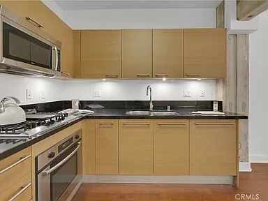 3 Bedroom Apartment for sale in  Los Angeles, CA